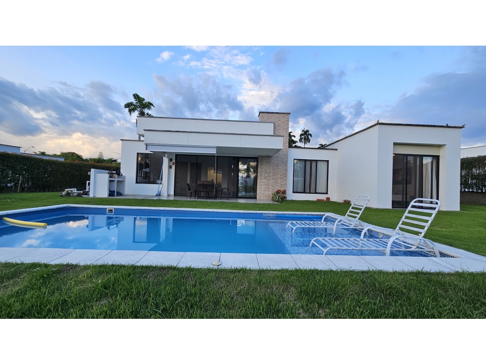 CASA CAMPESTRE EN CERRITOS - TECHOS DOBLE ALTURA, PISCINA Y JARDIN