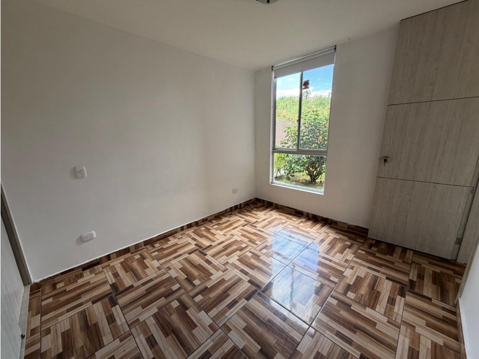 APARTAMENTO EN PRIMER PISO, PATIO PRIVADO Y PARQUEADERO CUBIERTO — foto 3