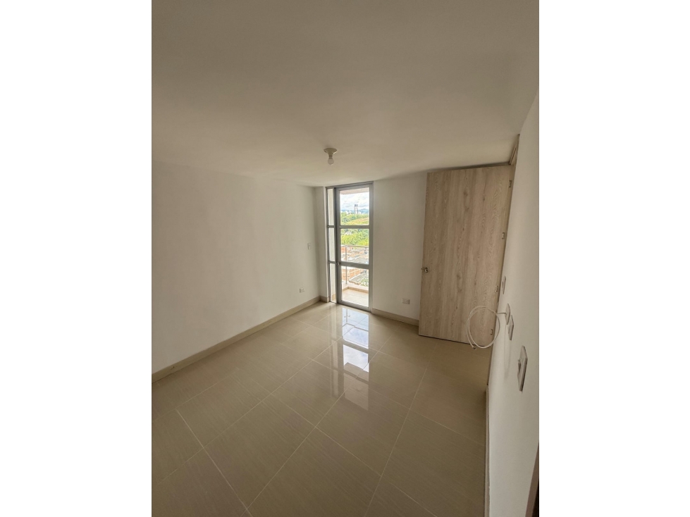 APARTAMENTO EN PISO 11 CON BALCÓN + PARQUEADERO CUBIERTO — foto 4