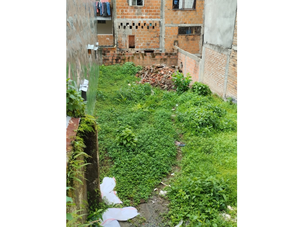 LOTE CON LICENCIA URBANÍSTICA PARA VIVIENDA TRIFAMILIAR PEREIRA