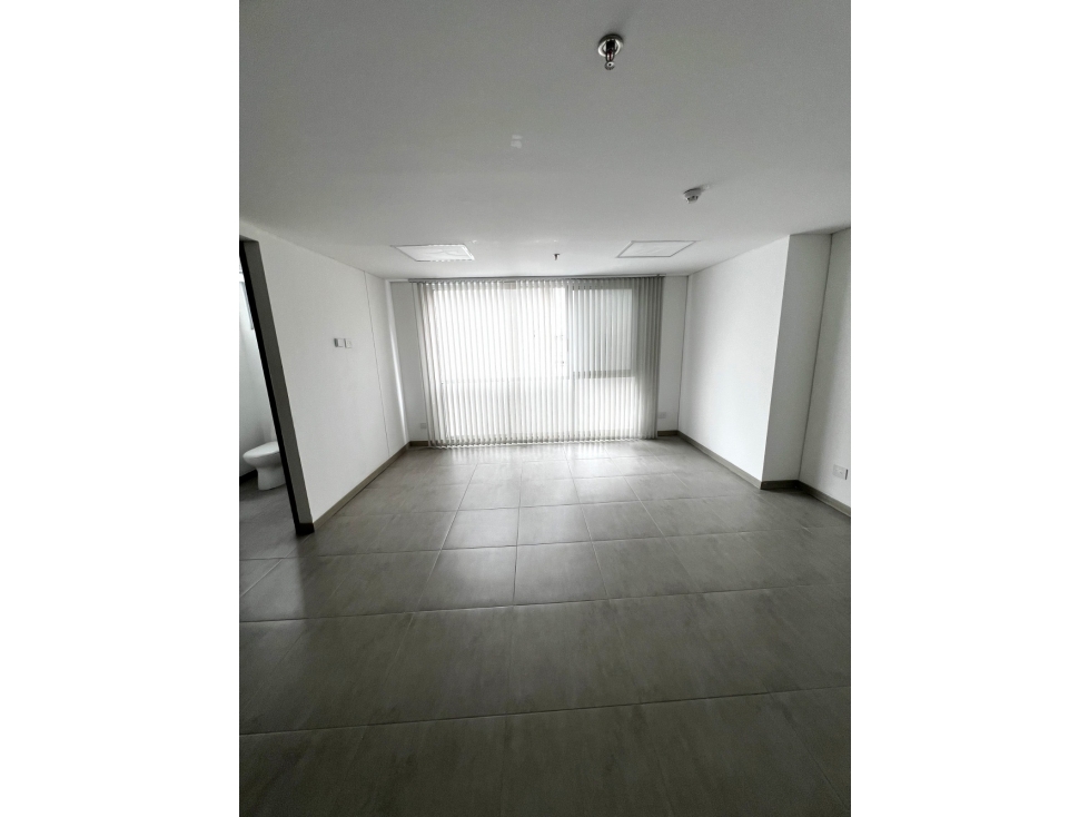 Oficina en Renta? Espacio Profesional de 30 M² con Parqueadero - 2