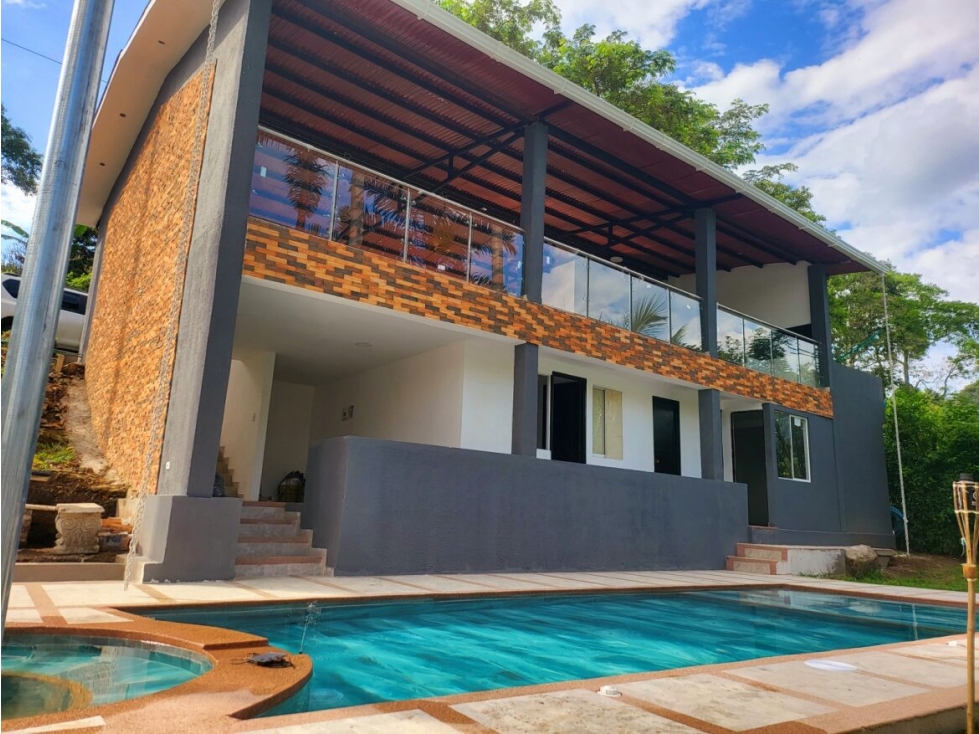Finca campestre de uso comercial sobre vía principal en Combia