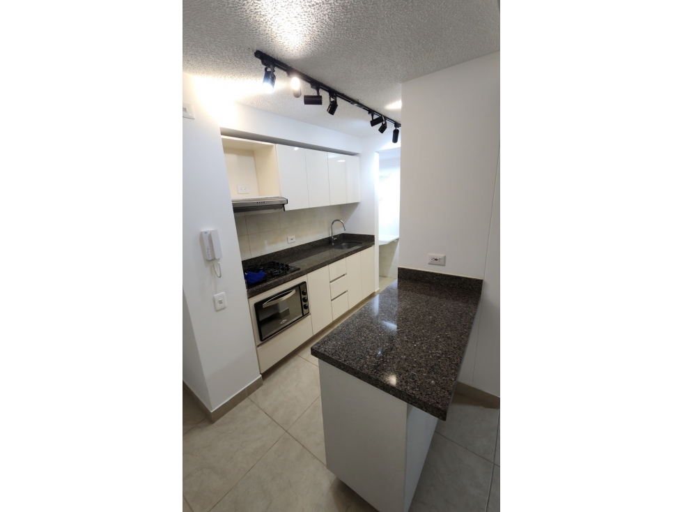 APARTAMENTO EN EL POBLADO, CON BALCÓN Y PARQUEADERO — foto 2