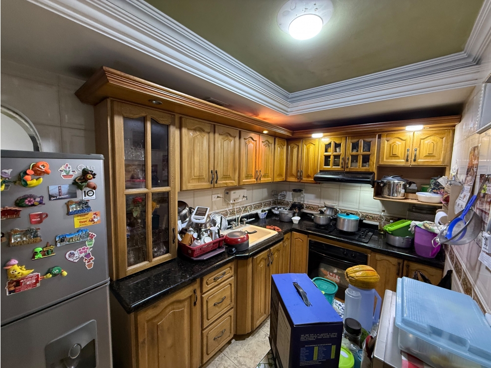¡CASA DE 5 HABITACIONES, 3 NIVELES Y MIRADOR EN CENTENARIO! — foto 2