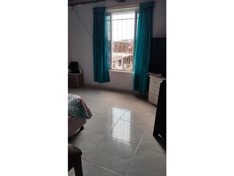 Casa con 3 apartamentos independientes + local comercial