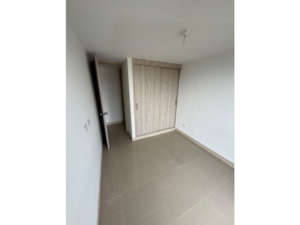 APARTAMENTO EN PISO 11 CON BALCÓN + PARQUEADERO CUBIERTO — foto 3