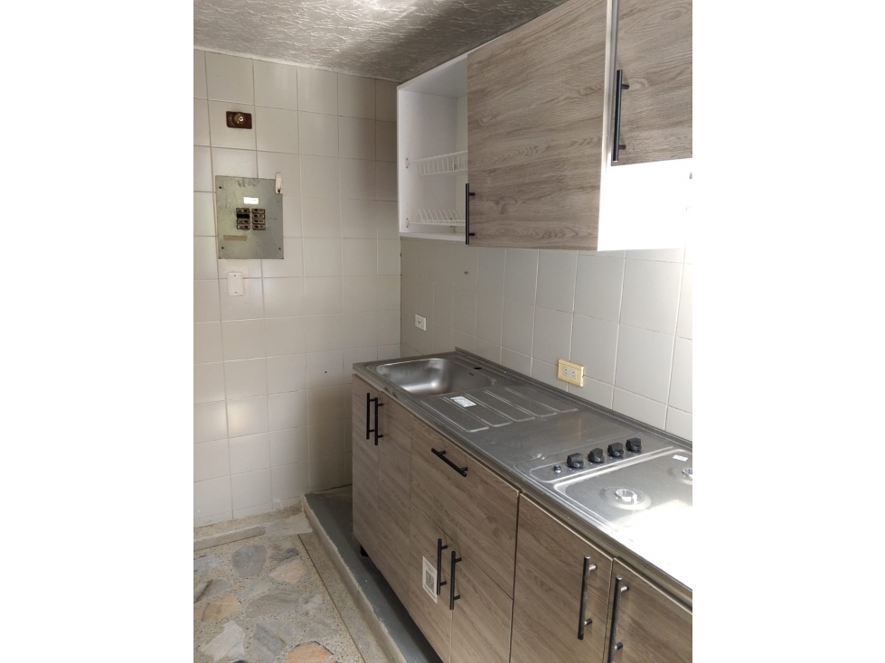Apartamento en primer piso +parqueadero cubierto +buena ubicación — foto 3