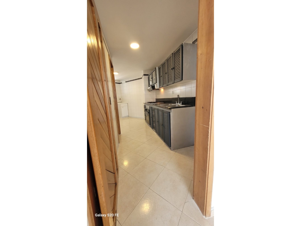 APARTAMENTO EN VENTA EN ÁLAMOS PISO ALTO + 2 PARQUEADEROS. — foto 3