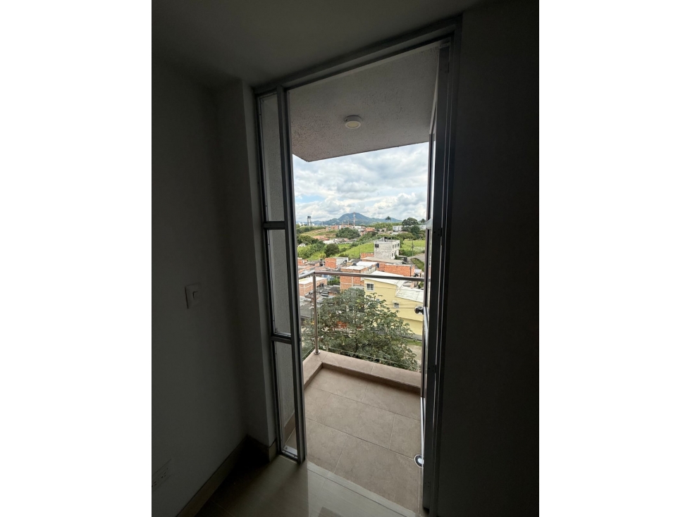 APARTAMENTO EN PISO 11 CON BALCÓN + PARQUEADERO CUBIERTO — foto 5
