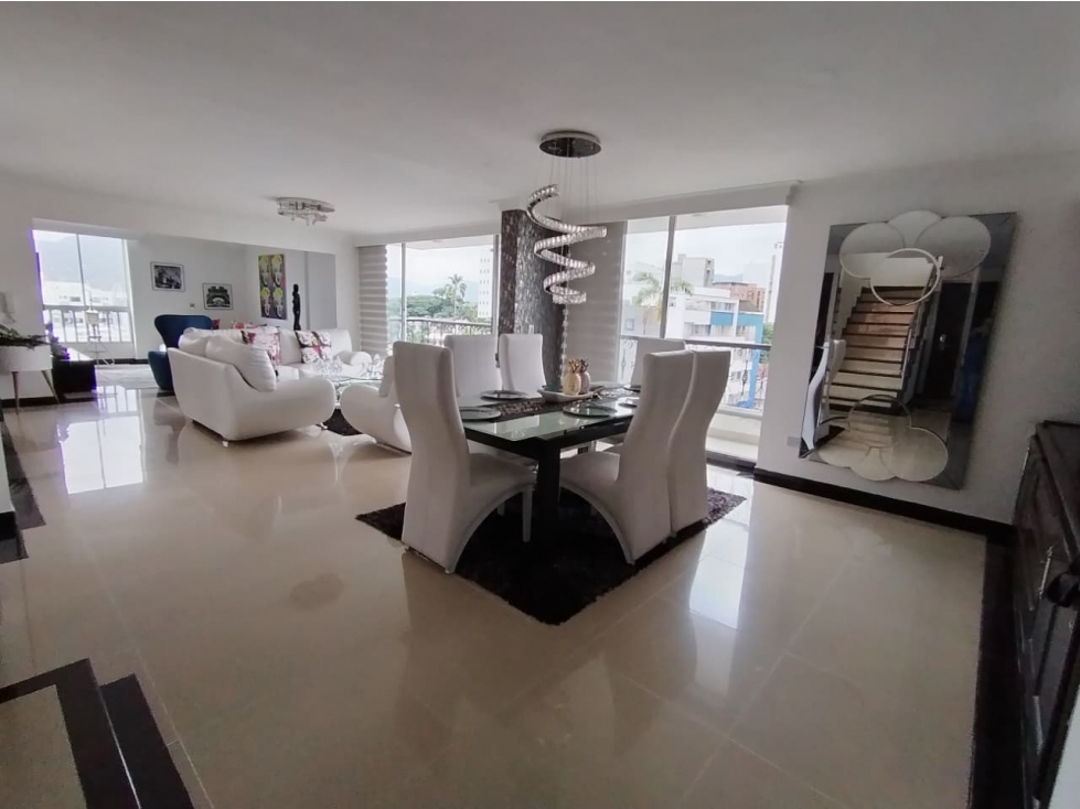 Penthouse en venta, con terraza privada, jacuzzi y 3 parqueaderos