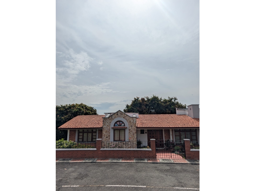 Casa campestre vía Alclá con 7.500 m² y zonas sociales exclusivas