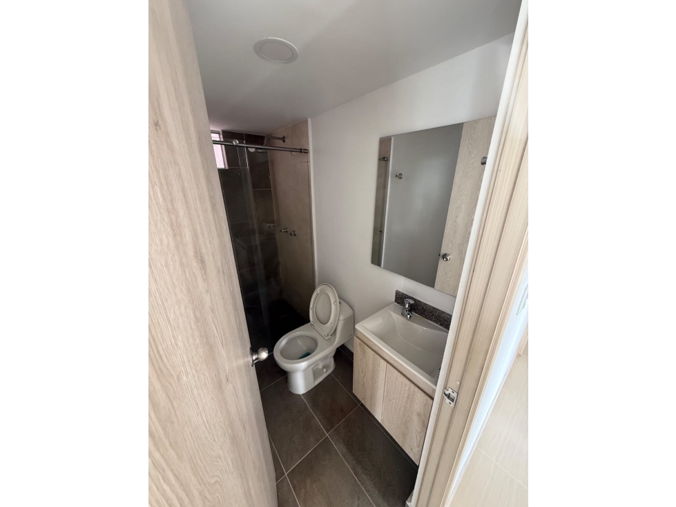 APARTAMENTO EN PISO 11 CON BALCÓN + PARQUEADERO CUBIERTO — foto 6