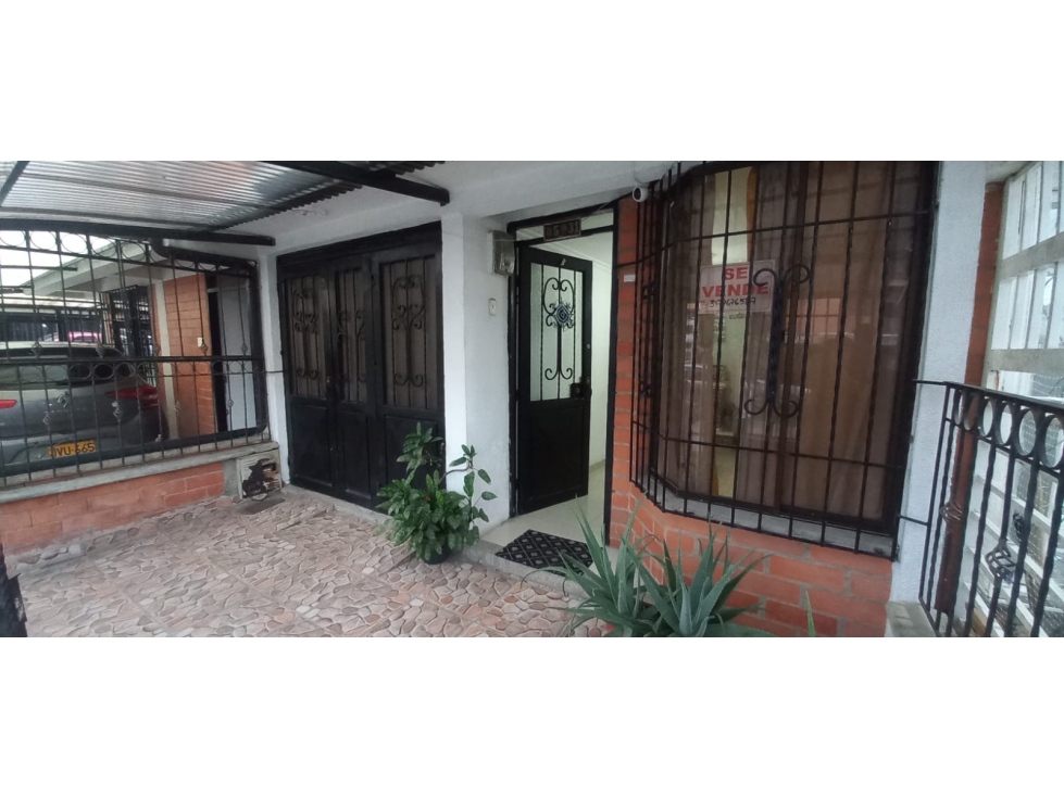 Casa de 3 niveles sobre avenida principal, Dosquebradas
