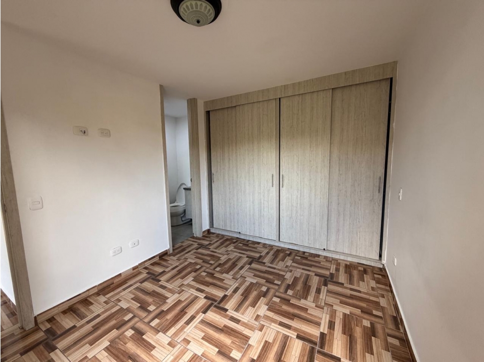 APARTAMENTO EN PRIMER PISO, PATIO PRIVADO Y PARQUEADERO CUBIERTO — foto 4