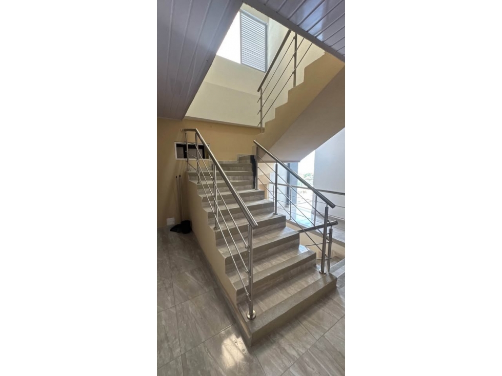 Edificio con apartaestudios, penthouse y local a 3 cuadras de la UTP - 2