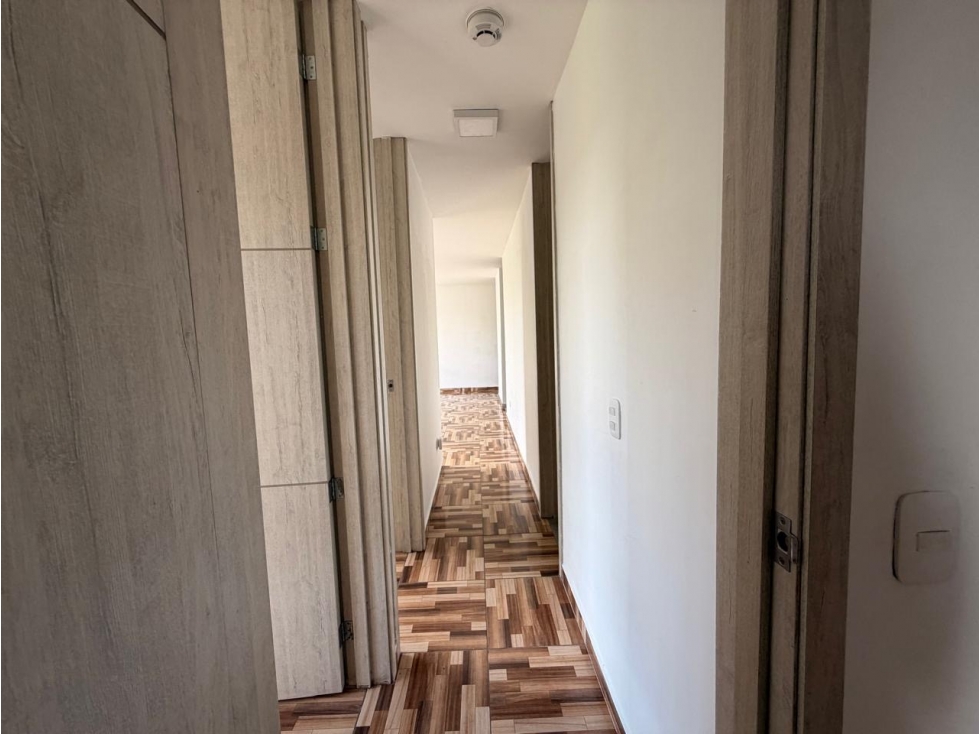 APARTAMENTO EN PRIMER PISO, PATIO PRIVADO Y PARQUEADERO CUBIERTO — foto 5