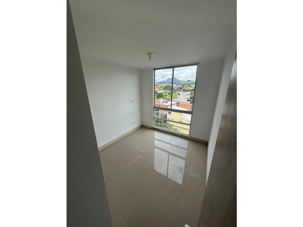 APARTAMENTO EN PISO 11 CON BALCÓN + PARQUEADERO CUBIERTO — foto 2