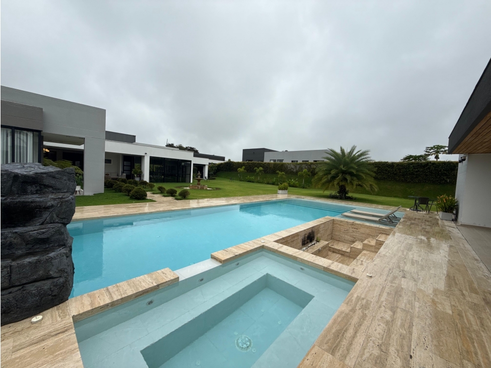CASA EN VENTA EN CERRITOS CON PISCINA, JACUZZI + ZONAS SOCIALES