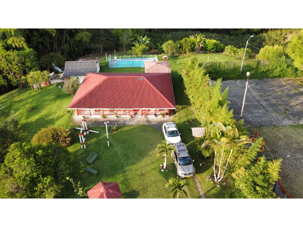 Finca turística operativa con piscina, senderos y alto potencial