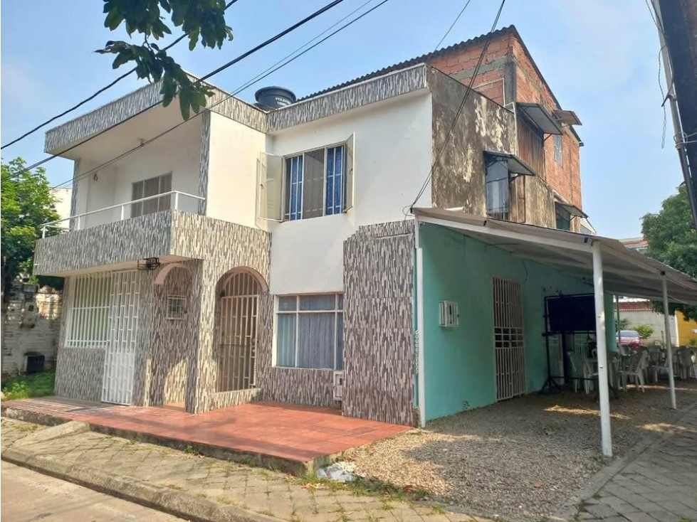 SE VENDE CASA ESQUINERA DE 3 PISOS CON LOCALES COMERCIALES