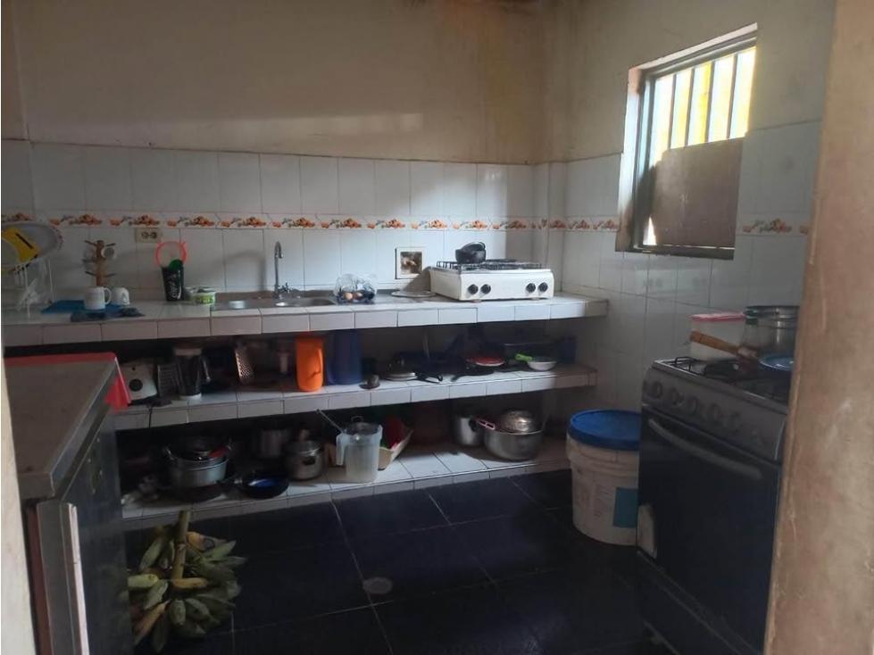 SE VENDE CASA ESQUINERA DE 3 PISOS CON LOCALES COMERCIALES — foto 2