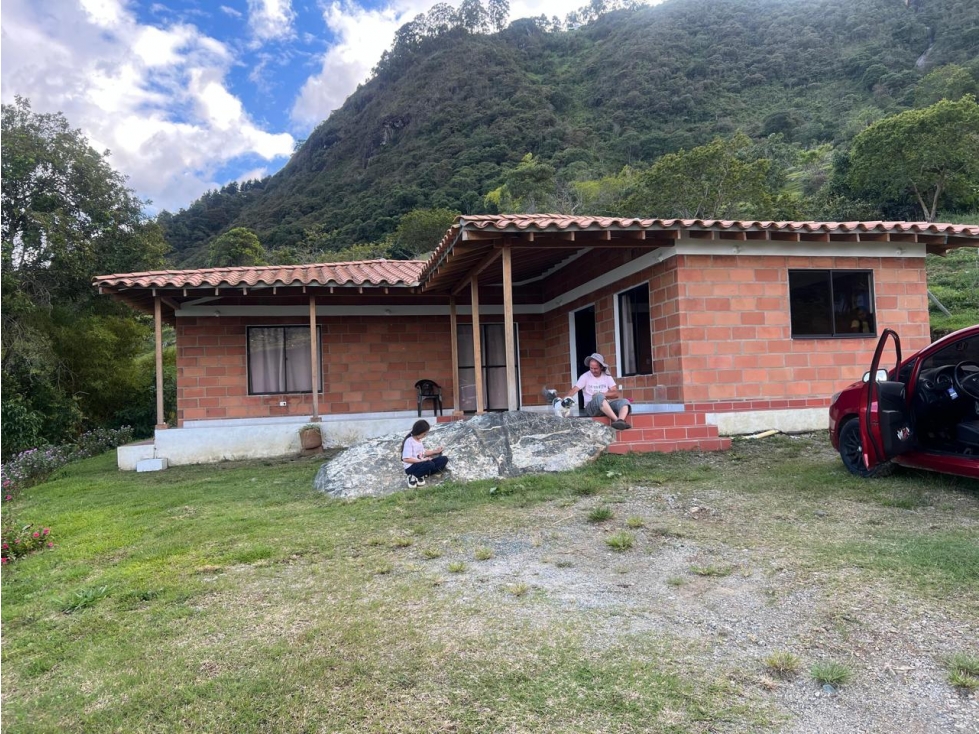 SE ARRIENDA CASA EN COPACABANA, SECTOR EL ZARZAL. - 1