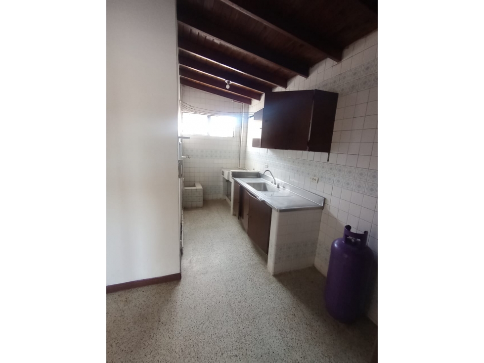 Apartamento cerca al Estadio y Av. Colombia- para remodelar — foto 3