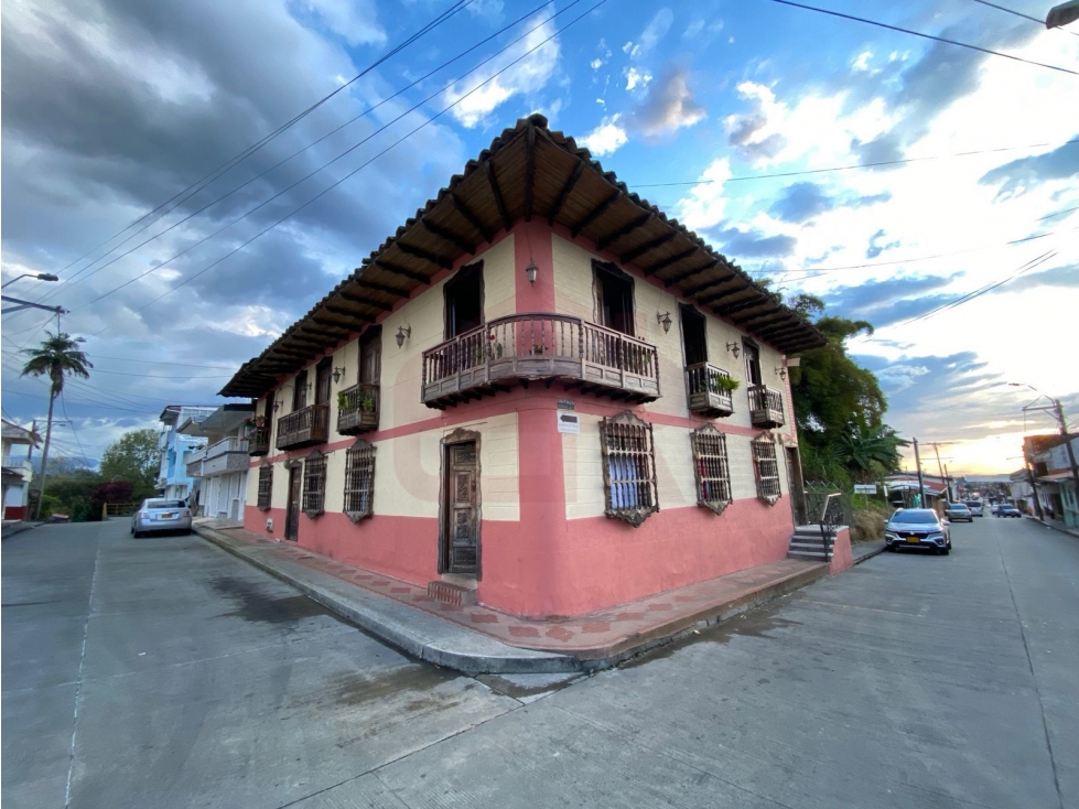 SE VENDE HERMOSA CASA ESQUINERA DE DOS PISOS
