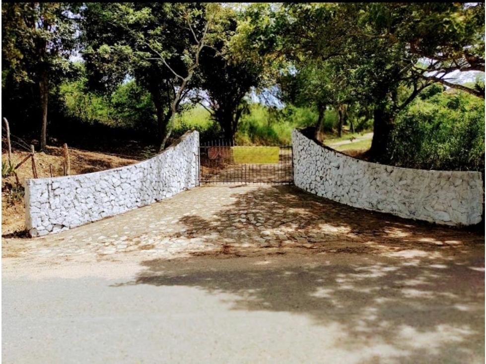 SE VENDE FINCA TURISTICA SECTOR EL PASO VIA CARMEN APICALA - 1