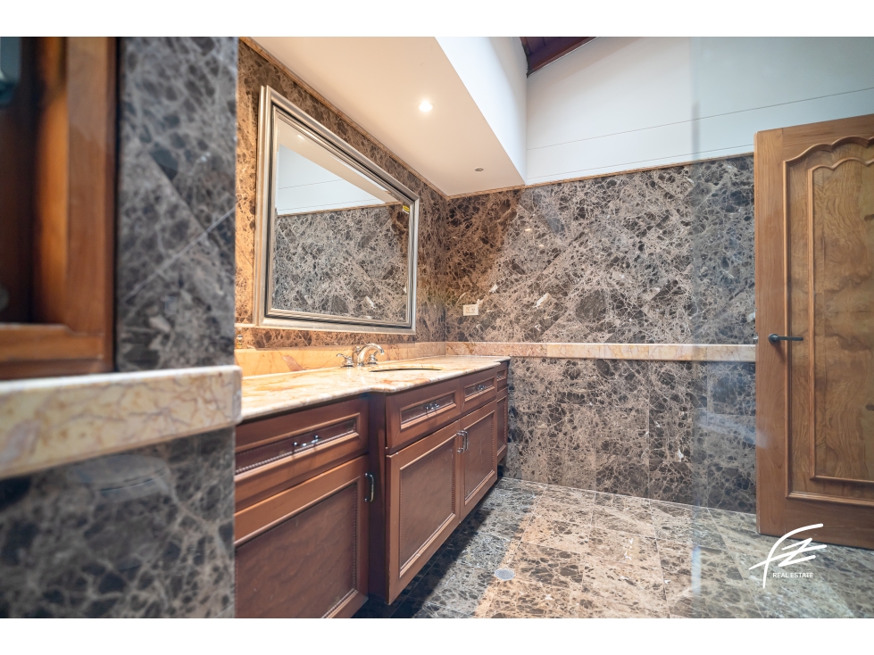 CASA EN VENTA EN LA CALERA, POBLADO MEDELLÍN — foto 2
