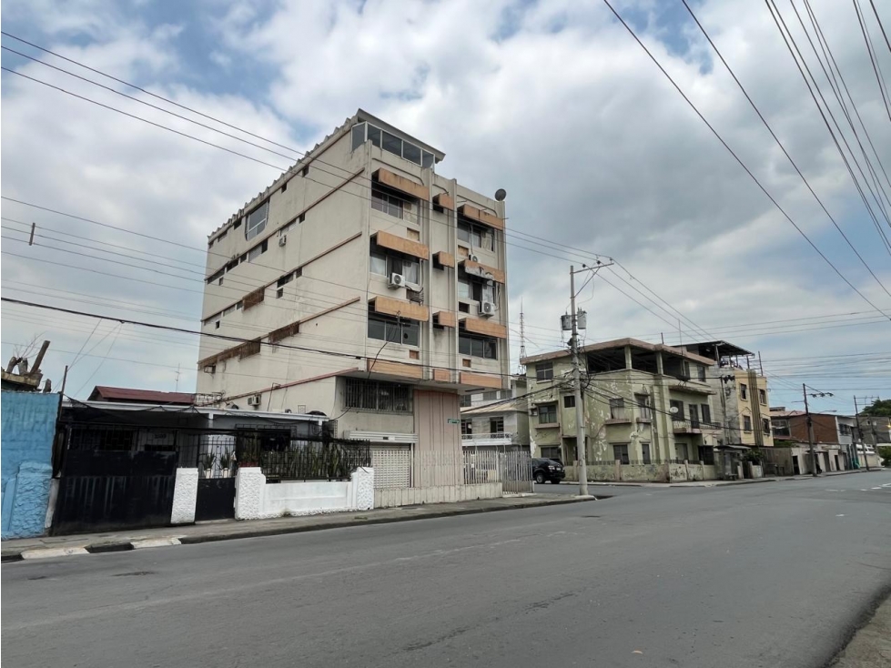 Edificio esquinero de venta en el centro de Guayaquil