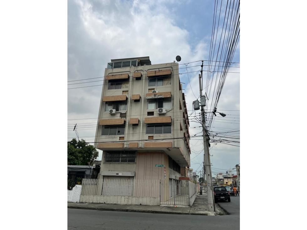 Edificio esquinero de venta en el centro de Guayaquil — foto 2