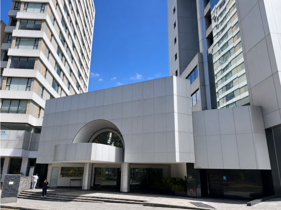 Vendo propiedad comercial en la avenida 12 de octubre en Quito