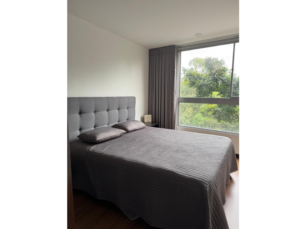 Arriendo apartamento amoblado en El Poblado con balcón y 3 alcobas — foto 2