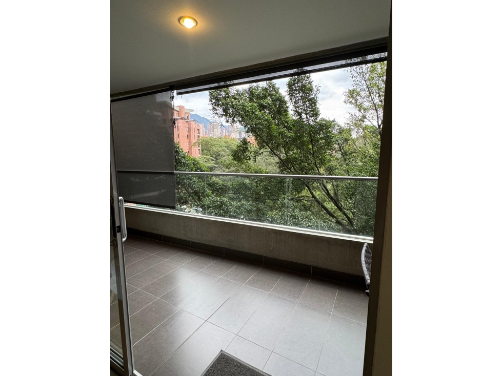Arriendo apartamento amoblado en El Poblado con balcón y 3 alcobas — foto 5
