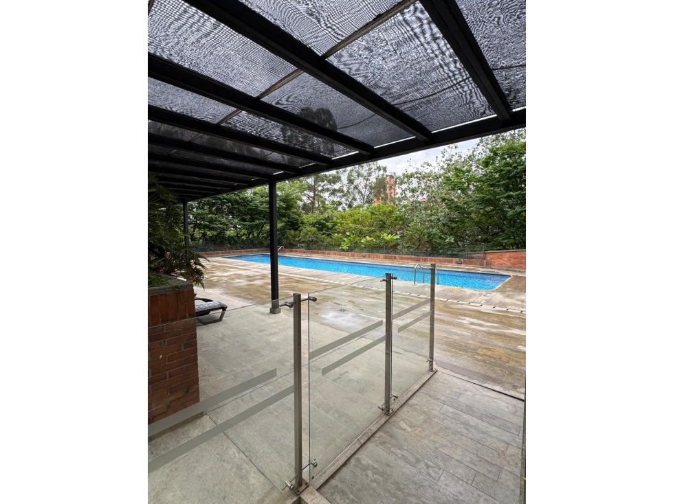 Arriendo apartamento amoblado en El Poblado con balcón y 3 alcobas — foto 3