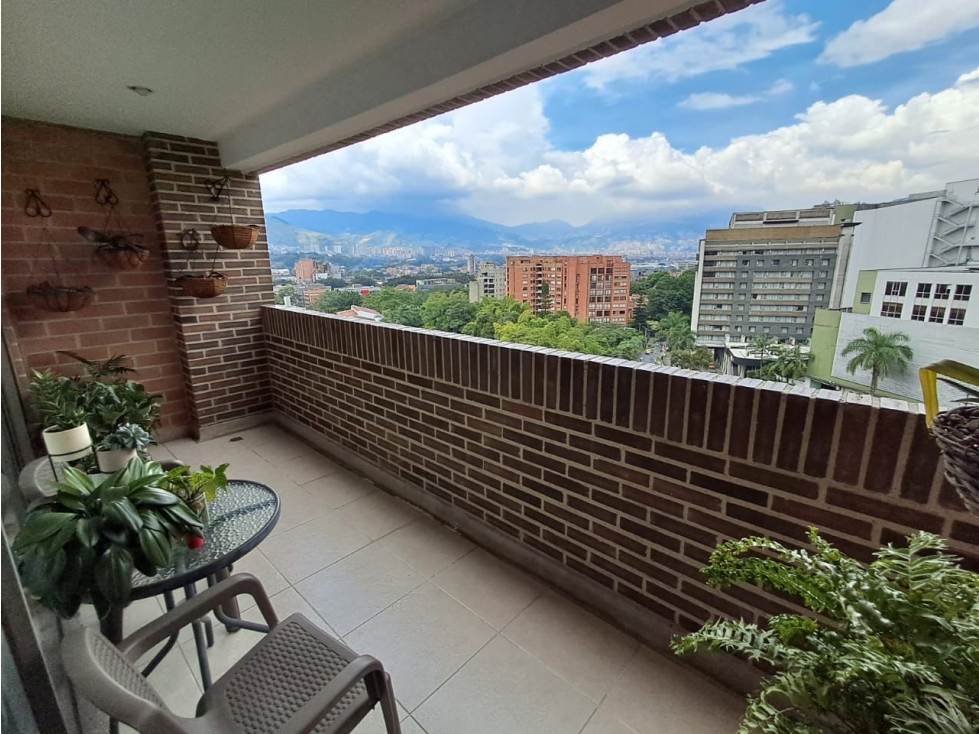 Elegante apartamento en Milla de Oro El Poblado, 2 garajes y vista