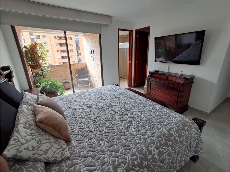 Elegante apartamento en Milla de Oro El Poblado, 2 garajes y vista — foto 2