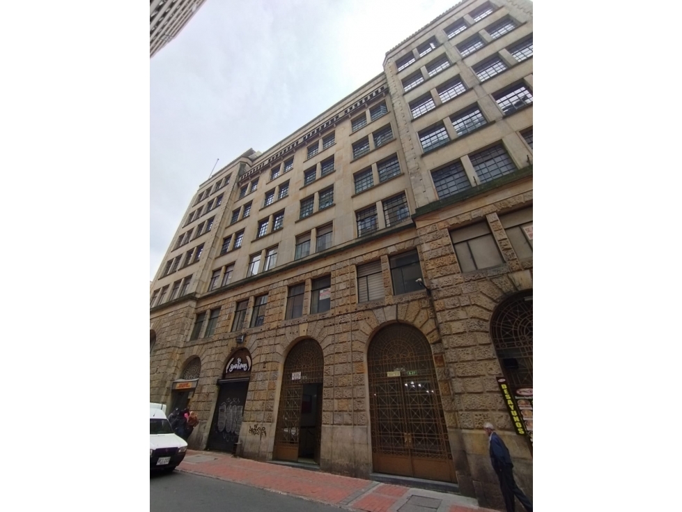 OFICINA EN ARRIENDO EDIFICIO CON EXCELENTE UBICACION