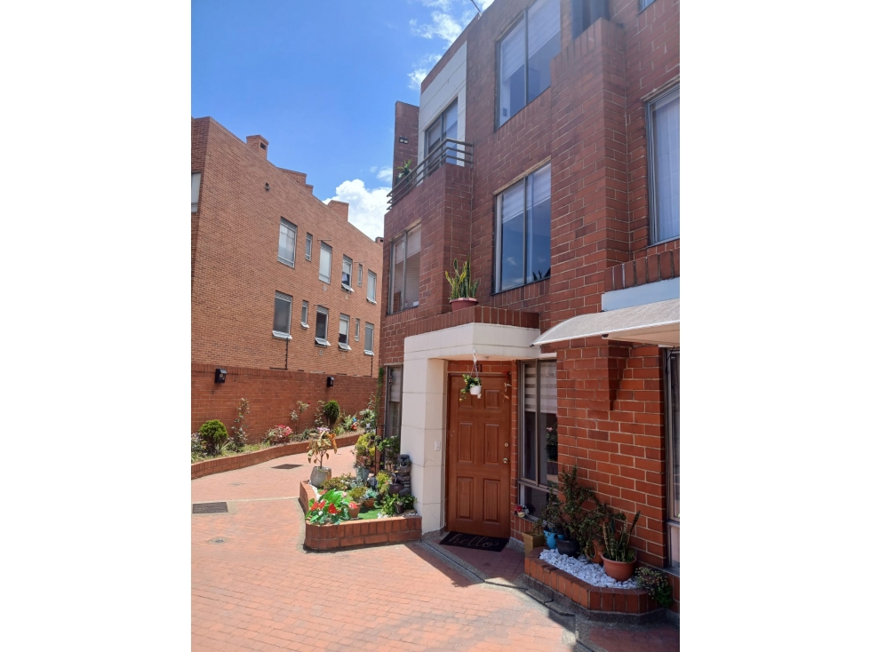 VENDO CASA QUINTA PAREDES