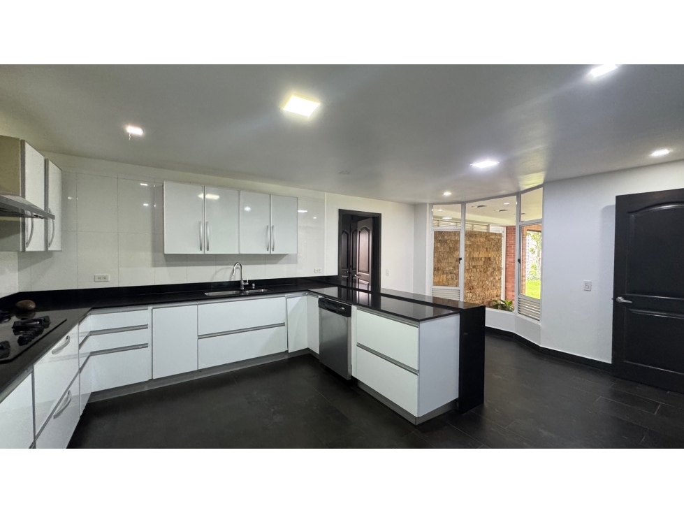 Amplia Casa en sector Poblado Alto en Venta