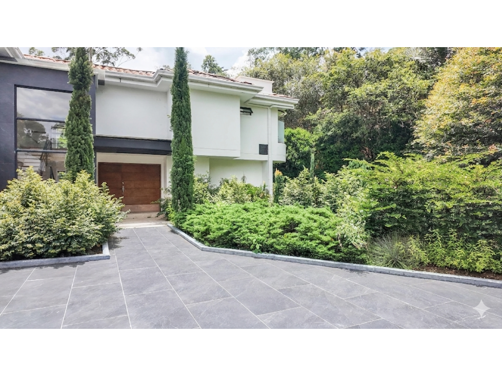 Hermosa Casa En Sector Tranquilo con Piscina