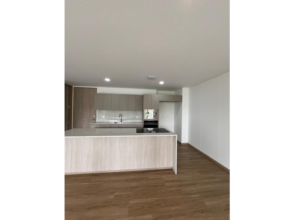 Aartamento con balcón y vista verde en renta, Rionegro — foto 2
