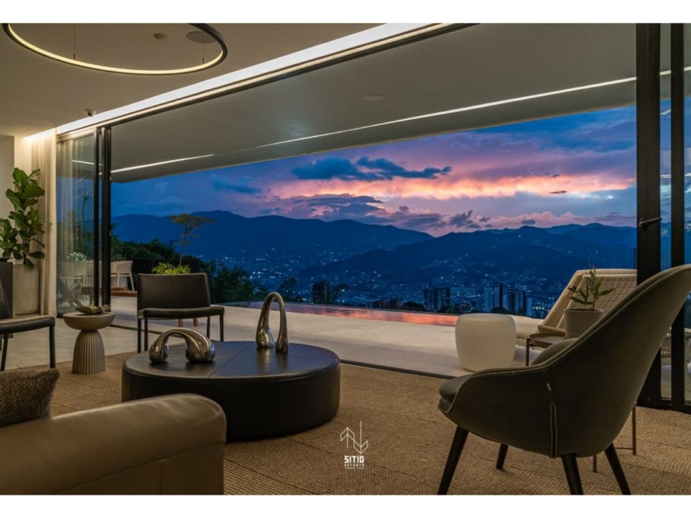 Exclusiva casa con diseño único y espectaculares vistas a la ciudad