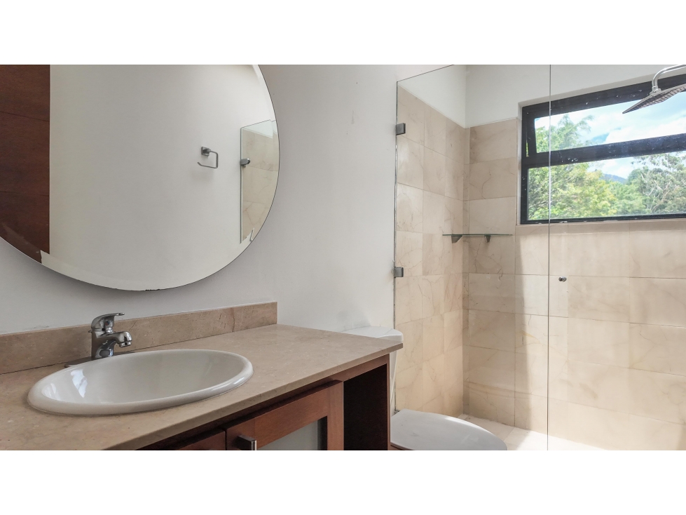 Hermosa Casa En Sector Tranquilo con Piscina — foto 5