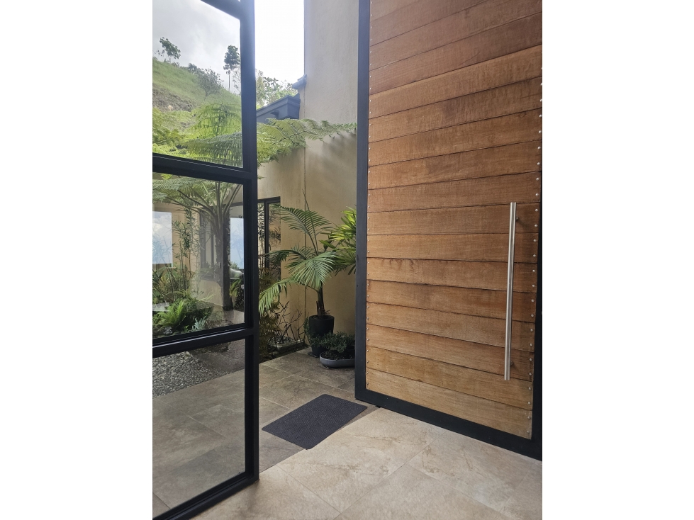 Hermosa Casa en Palmas con una Vista y un lote espectacular.