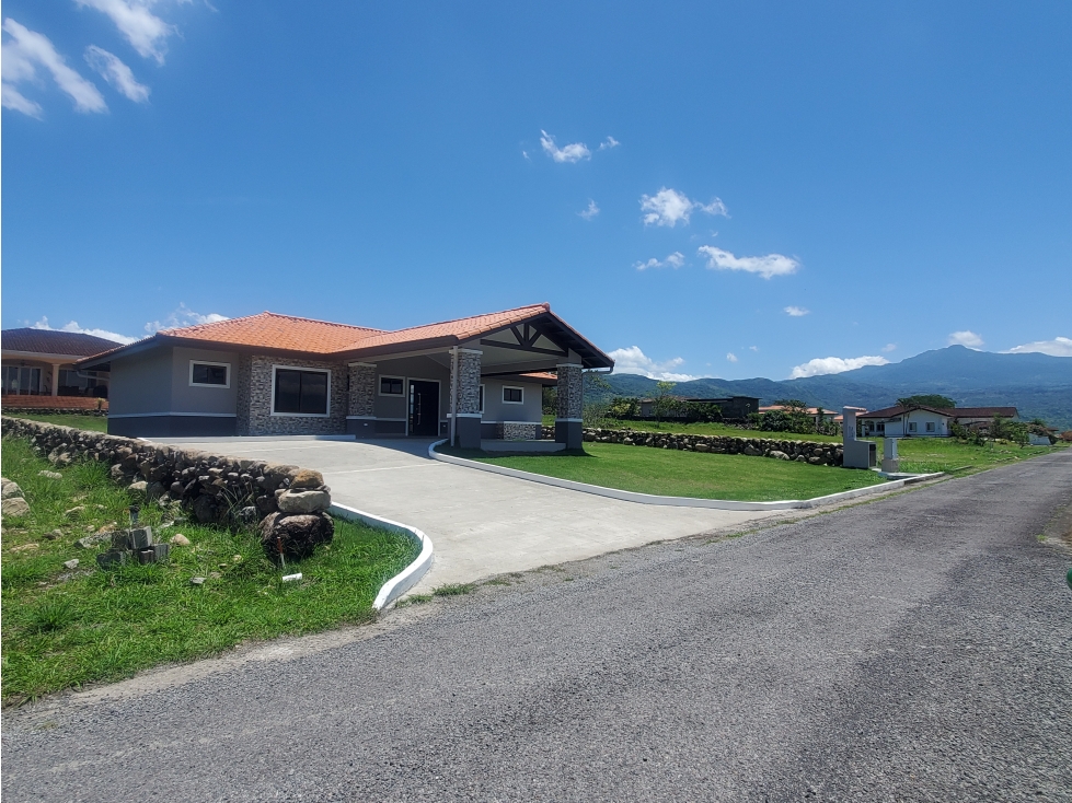 Casa de 3 Habitaciones en Comunidad Cerrada Boquete Panamá