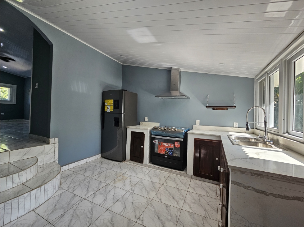 Casa de 2 Recámaras y 2 Baños Viva o Invierta en el Centro de Pedasí - 2