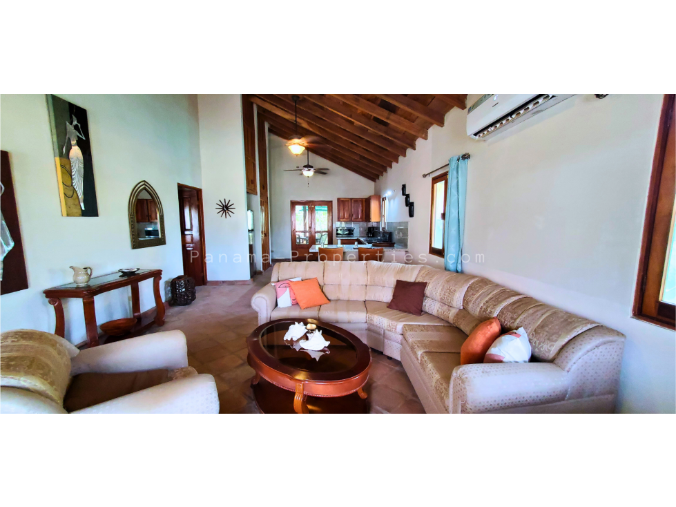 Bella casa con 3 habitaciones, cercada, en Pedasi. - 2