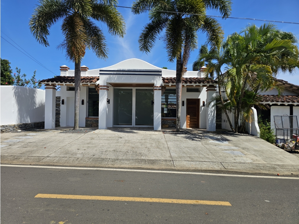 Casa de concepto abierto en el pueblo de Pedasi, Panama